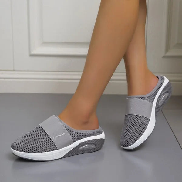 Pantoletten Damen mit Netzoberfläche und breitem Querband auf Plateau-Keilsohle mit transparenter Sohlenöffnung