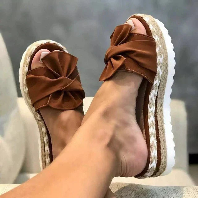 Sandalen Damen Slip-On mit Schleife und geflochtenem Plateau