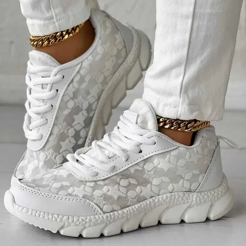 Sneaker Damen mit Floralem Spitzenmuster Schnürsenkel und Gerillter Außensohle