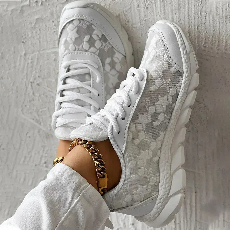 Sneaker Damen mit Floralem Spitzenmuster Schnürsenkel und Gerillter Außensohle