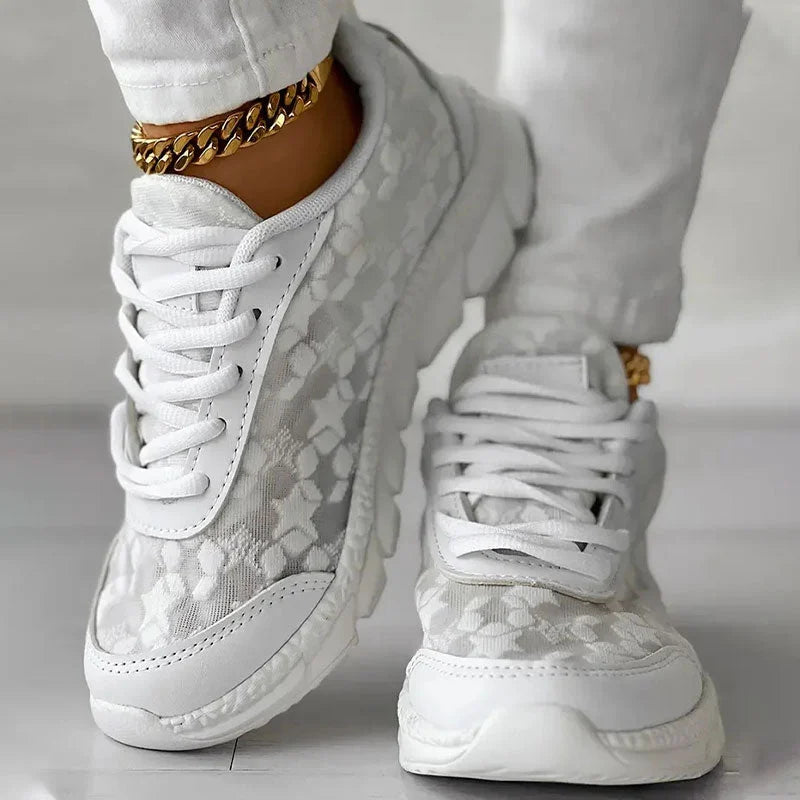 Sneaker Damen mit Floralem Spitzenmuster Schnürsenkel und Gerillter Außensohle