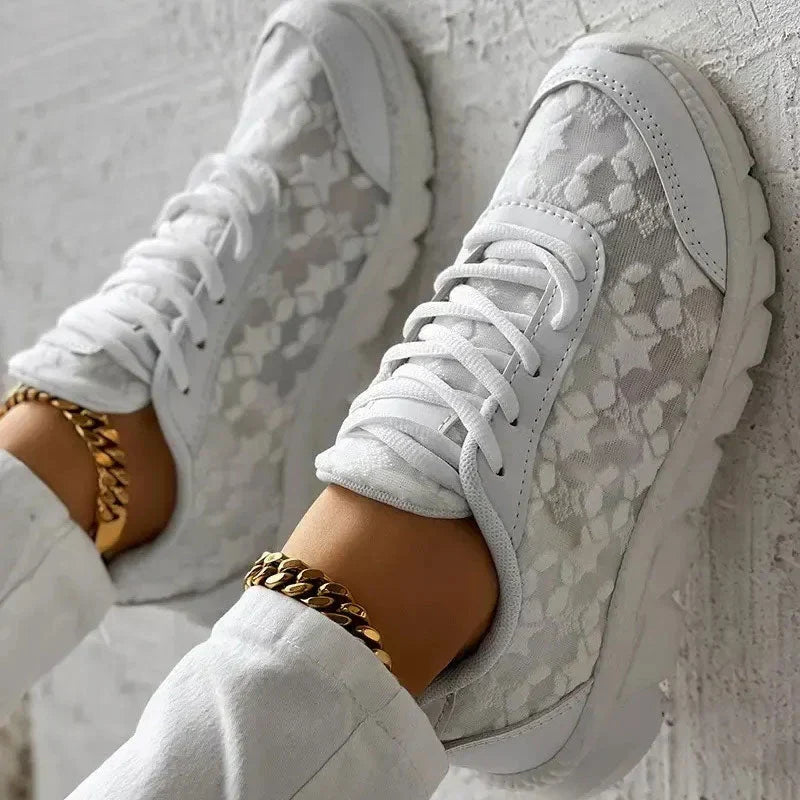 Sneaker Damen mit Floralem Spitzenmuster Schnürsenkel und Gerillter Außensohle