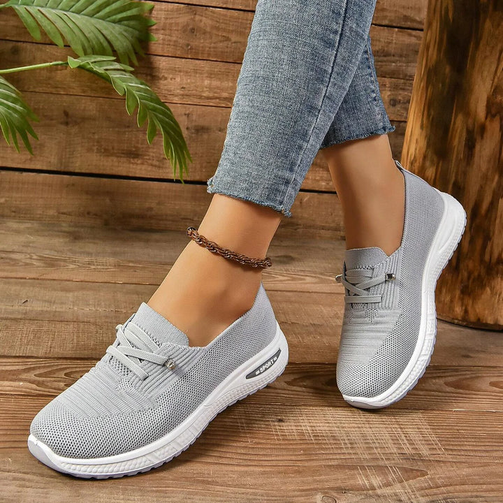 Sneaker Damen mit Netzobermaterial und Metalltoggle-Verschluss