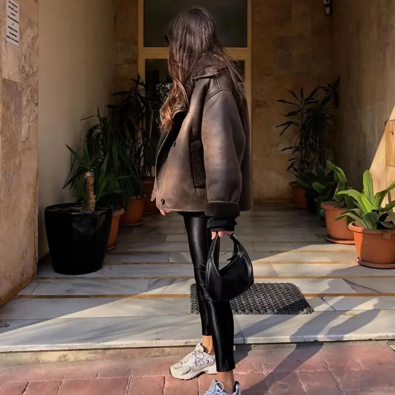 Tilda Damen Jacke in Cape-Optik aus Kunstleder mit breiten Revers