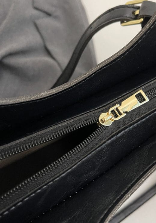 Umhängetaschen Damen mit Anhänger und goldtonigen Metallbeschlägen