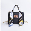 Dames schoudertas met klep, draaisluiting, stoffen hengsel en ketting-schouderband