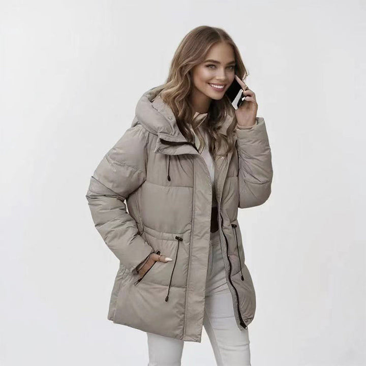 Wiebke Damen Steppmantel mit Kapuze und Tunnelzug in der Taille – Khaki