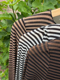 Ylvi | Damen figurnahes Langarmshirt mit feinem Streifenmuster und Transparenz-Effekt